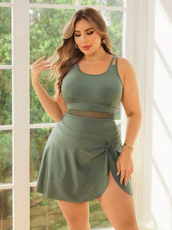 Detalle de la falda de un traje de baño con nudo lateral y abertura.