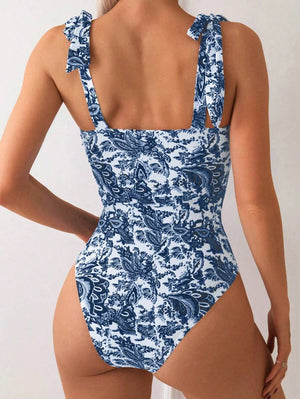 Detalle del escote en forma de corazón y los hombros anudados del body floral.
