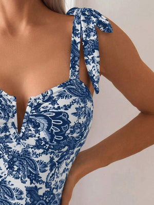 Primer plano del estampado tipo porcelana del bodysuit azul y blanco.