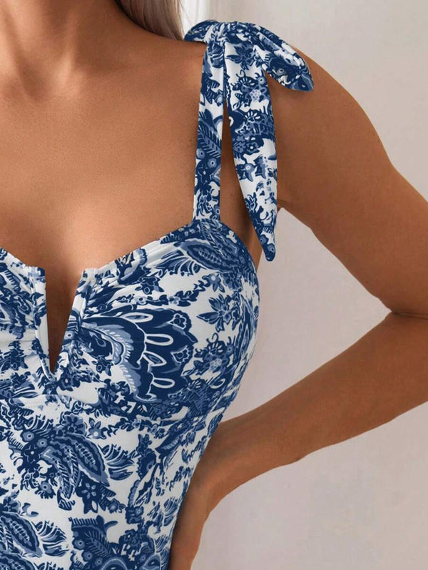 Primer plano del estampado tipo porcelana del bodysuit azul y blanco.