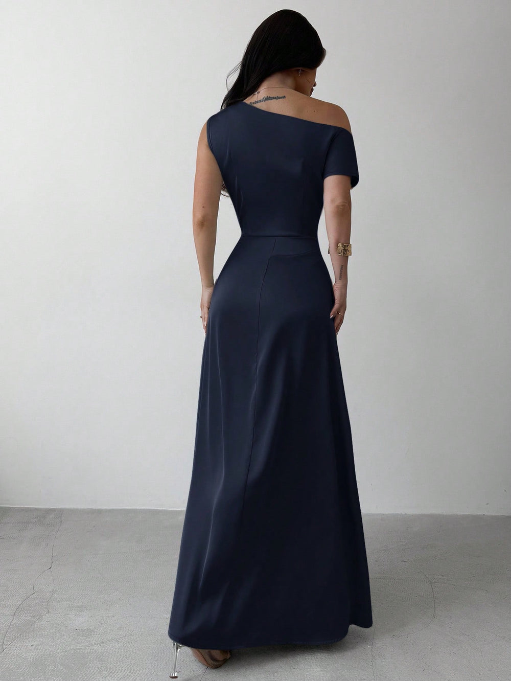 Vestido maxi azul marino asimétrico elegante