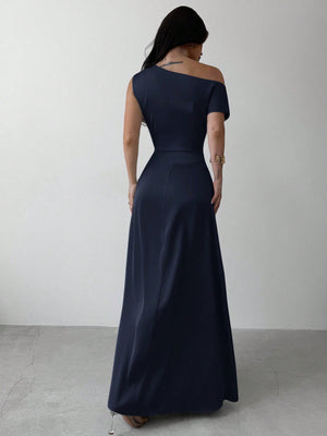 Vestido satinado azul marino con cuello asimétrico