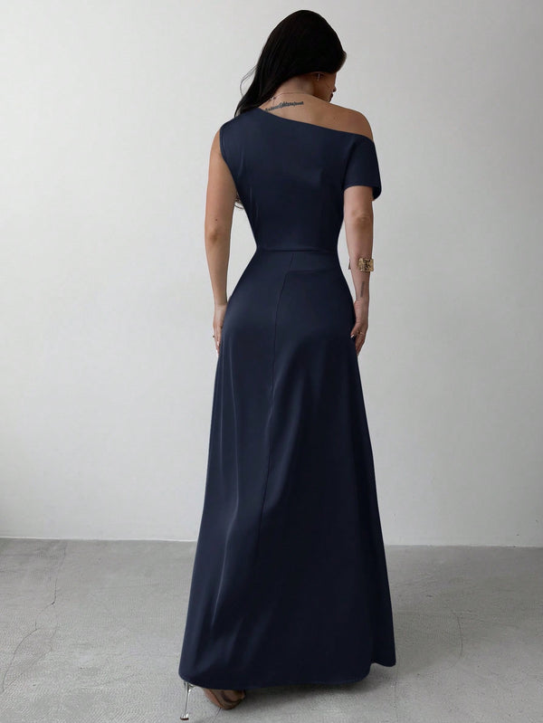Vestido satinado azul marino con cuello asimétrico