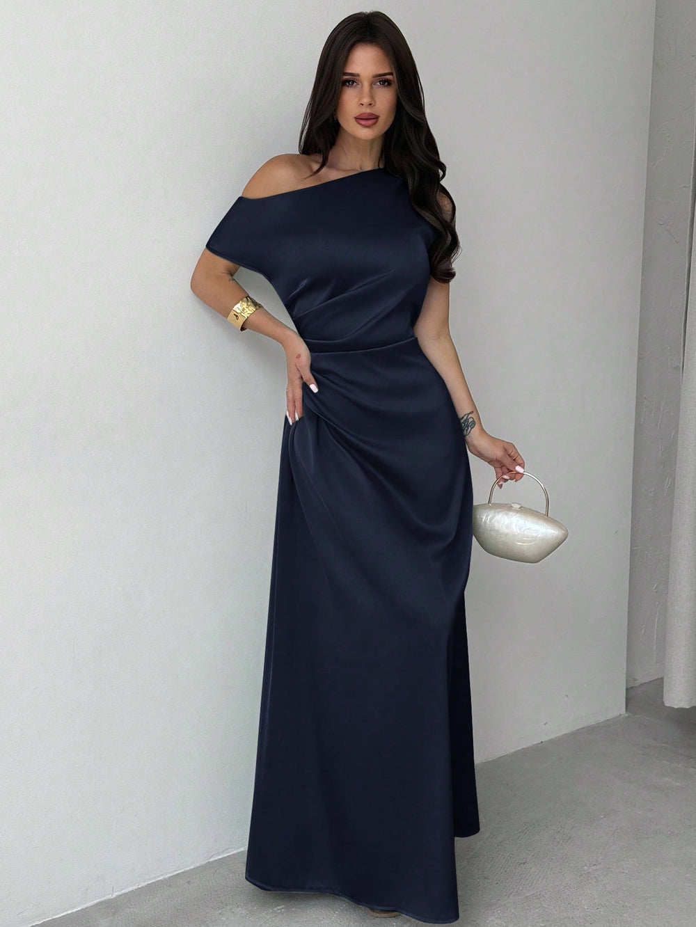 Vestido maxi azul marino asimétrico elegante