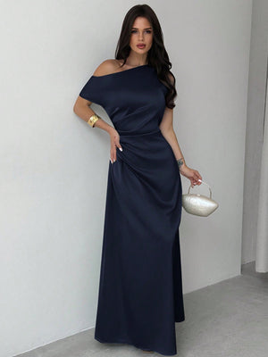 Vestido maxi azul marino asimétrico elegante