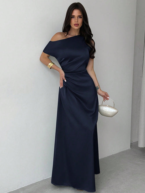Vestido maxi azul marino asimétrico elegante