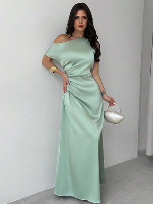 Caída fluida de la falda maxi del vestido elegante de satín color verde menta.