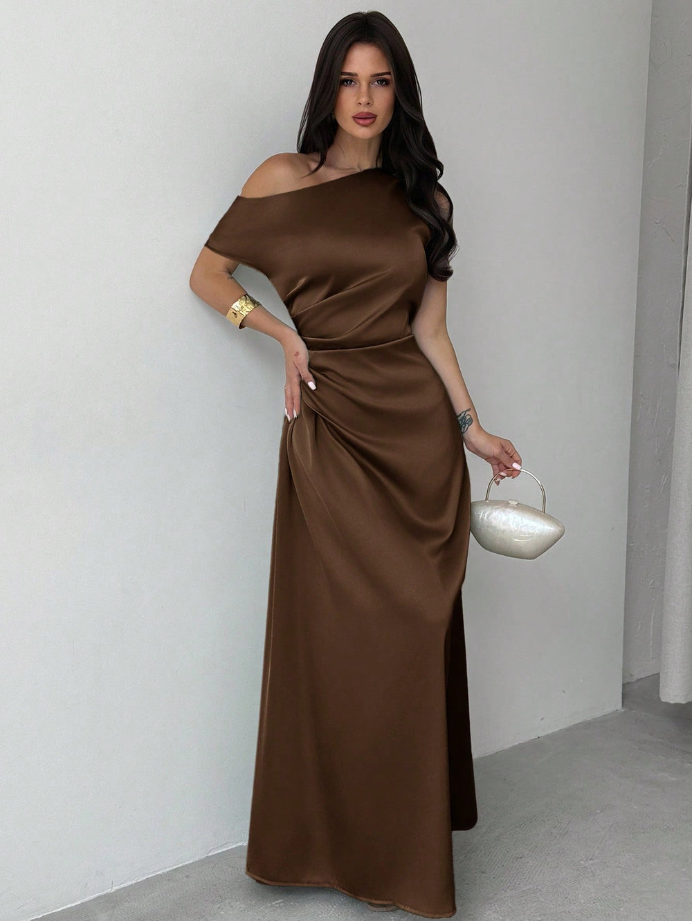 Vestido maxi café asimétrico elegante