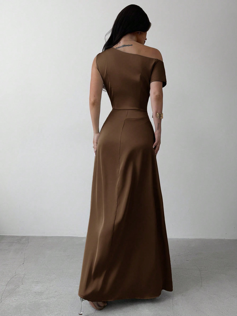 Vestido maxi café asimétrico elegante