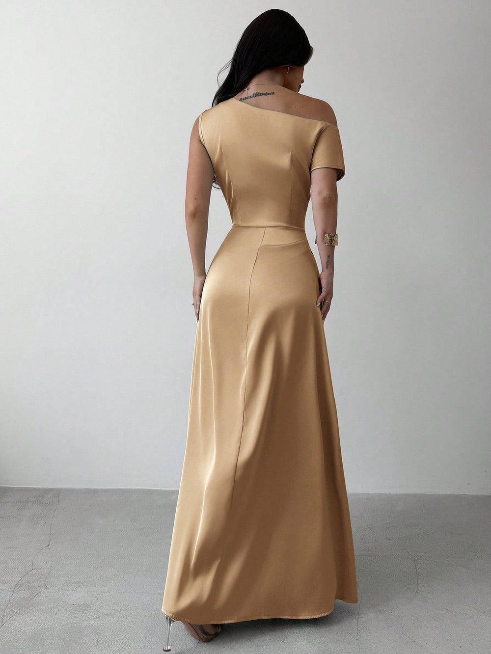 Vestido maxi albaricoque asimétrico elegante