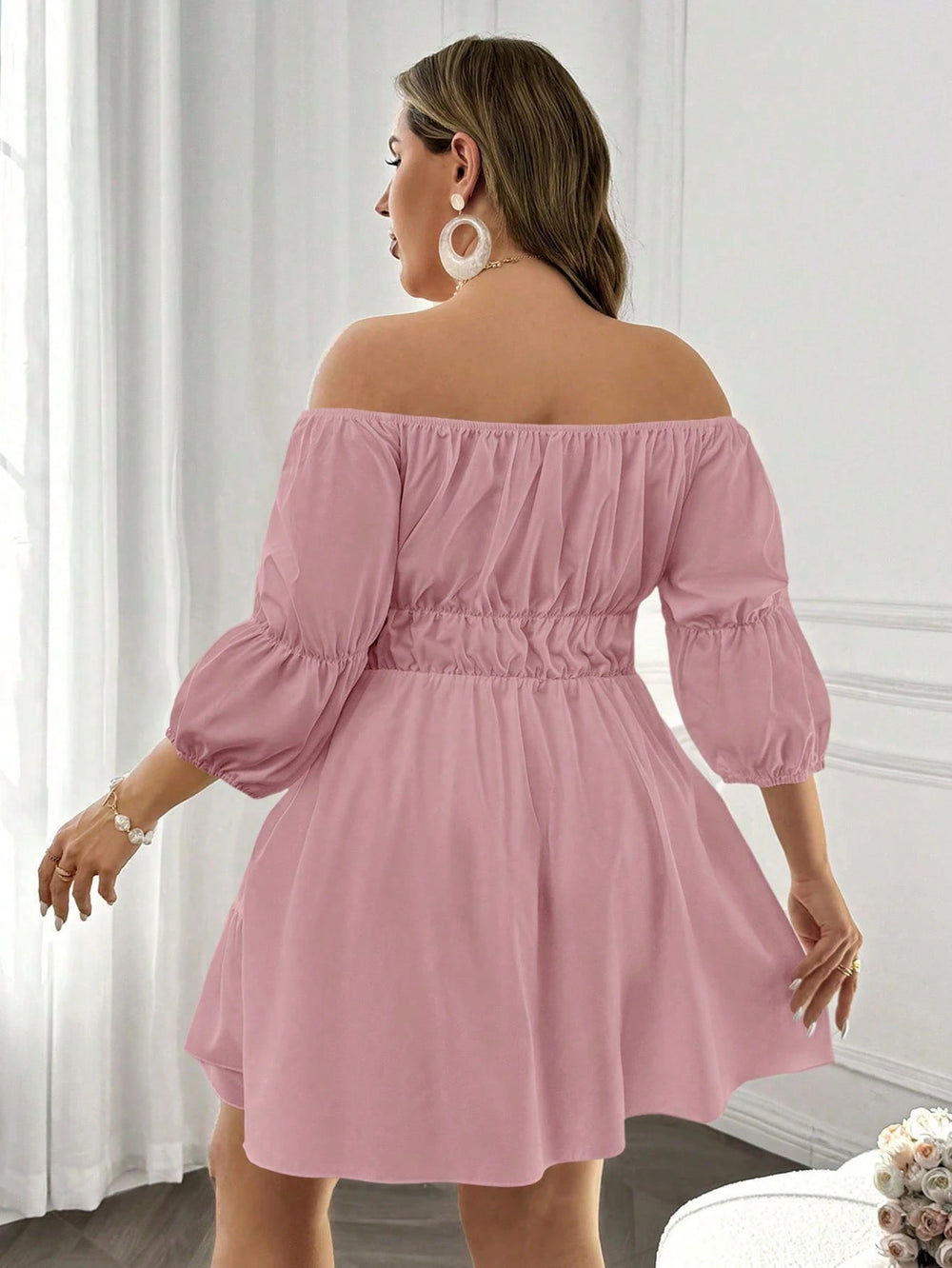 Mujer hermosa modelando el Vestido Rosa Hombros Descubiertos con volantes.