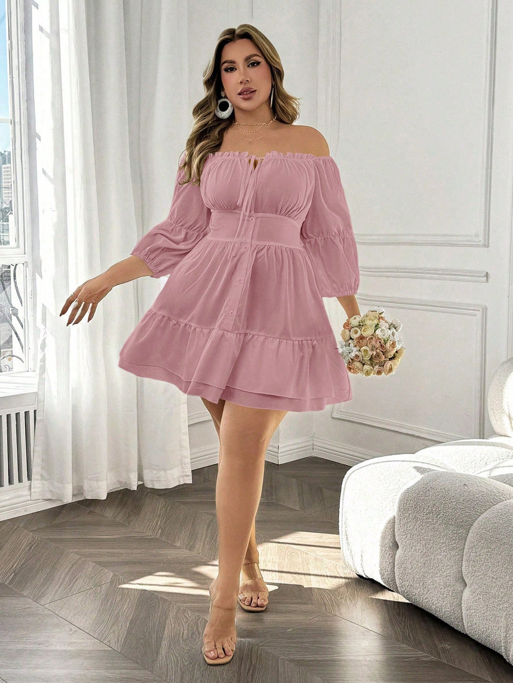 Mujer hermosa modelando el Vestido Rosa Hombros Descubiertos con volantes.