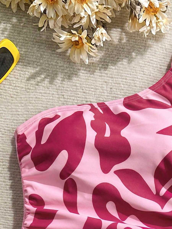 Detalle del tirante asimétrico y el tejido fruncido del bañador rosa.