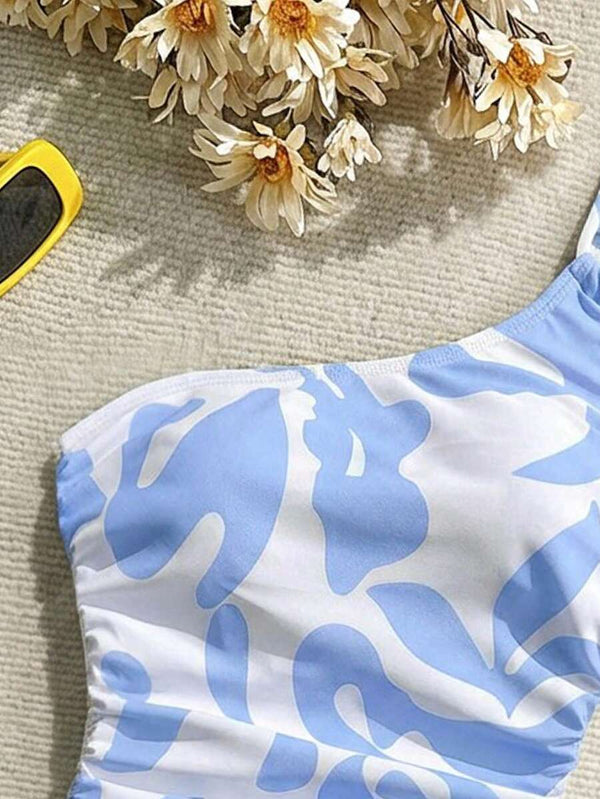 Detalle del cordón ajustable en el lateral de un traje de baño de una pieza, mostrando el fruncido.
