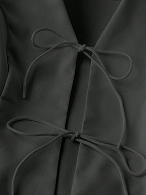Detalle del escote y los nudos decorativos del conjunto negro casual
