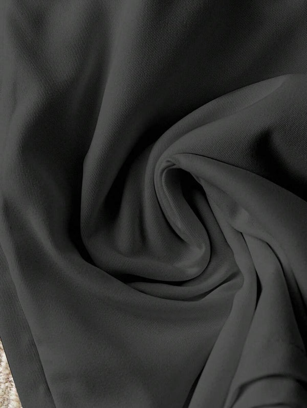 Vista cercana de la tela del conjunto negro casual mostrando textura suave