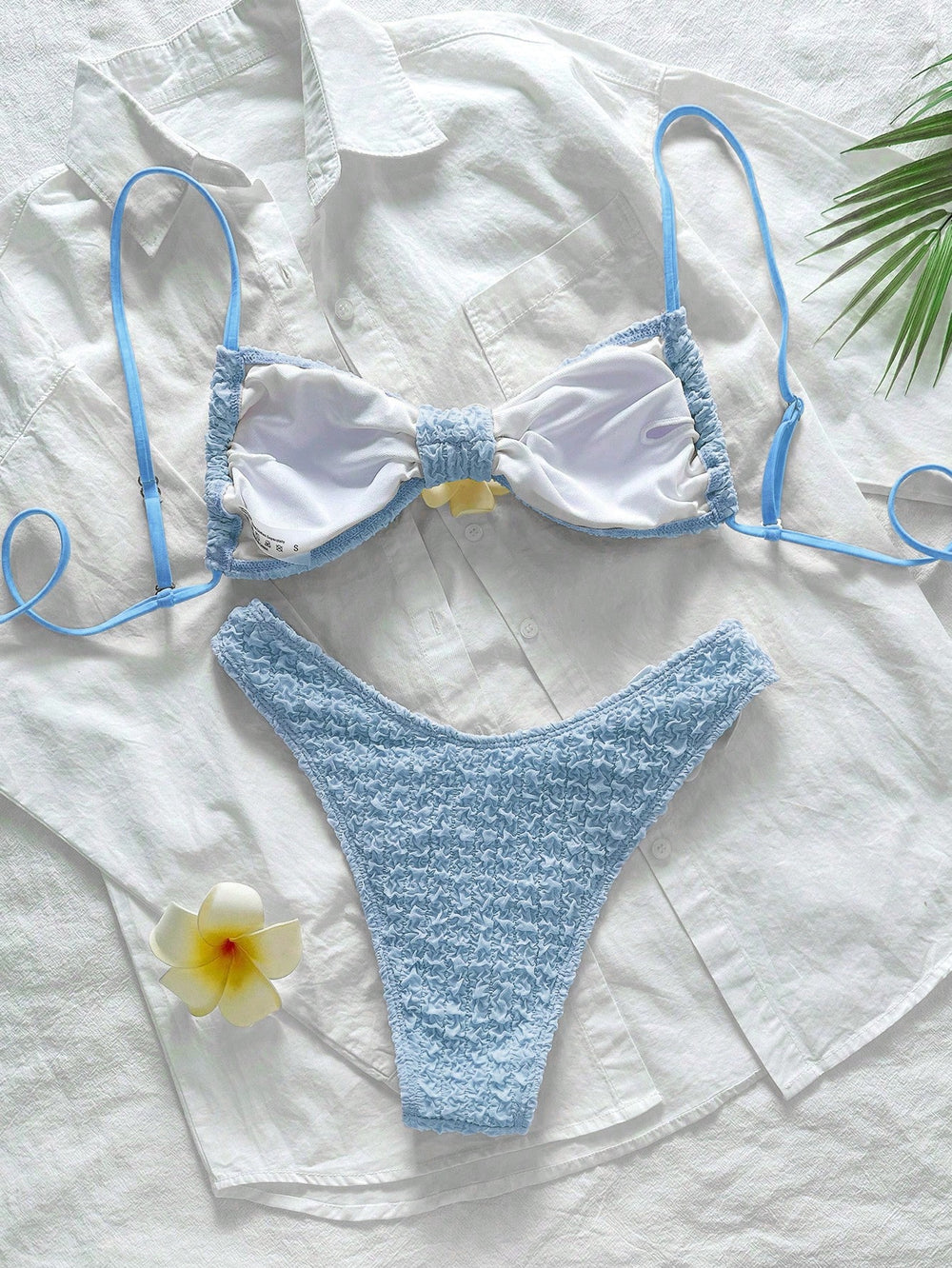 Bikini Celeste Textura Con Rosa 3D Y Hebilla