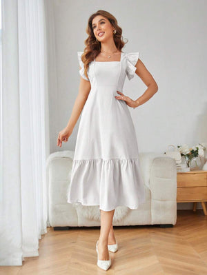 Detalle de vestido blanco con mangas de volantes y corte A línea.