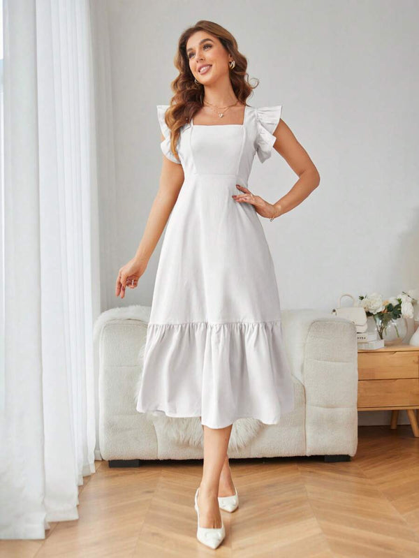 Detalle de vestido blanco con mangas de volantes y corte A línea.