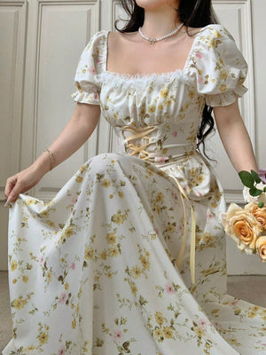 Detalle de escote cuadrado y corset floral