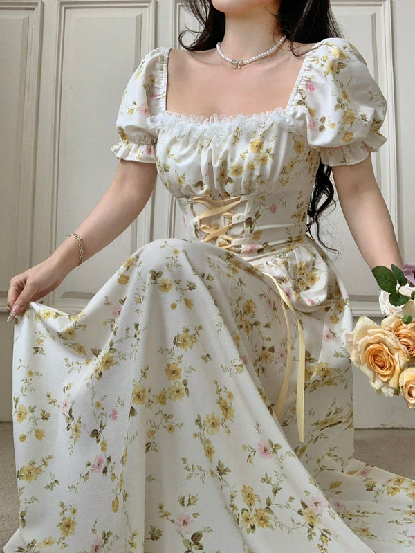 Detalle de escote cuadrado y corset floral