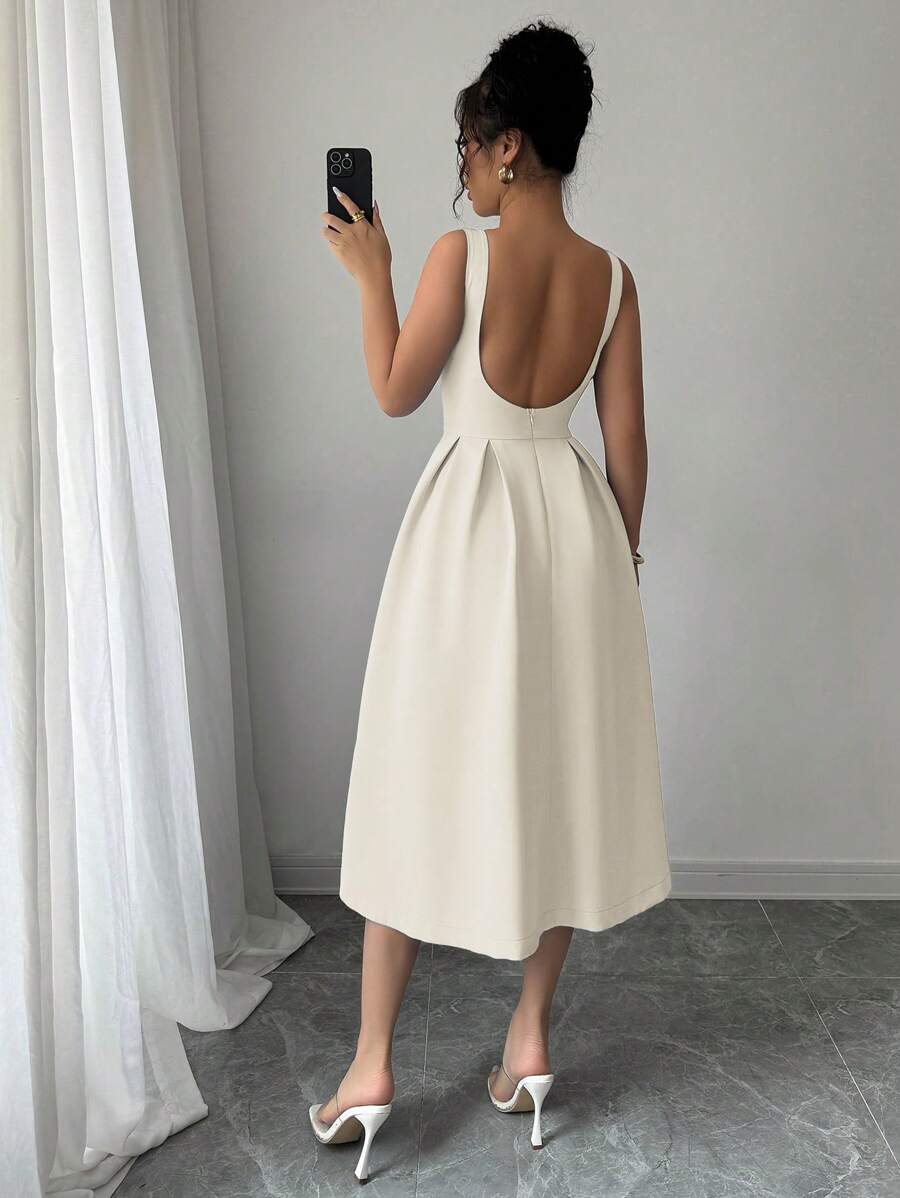 Vestido elegante midi albaricoque con espalda descubierta.