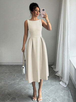 Detalle de pliegues en vestido midi elegante.