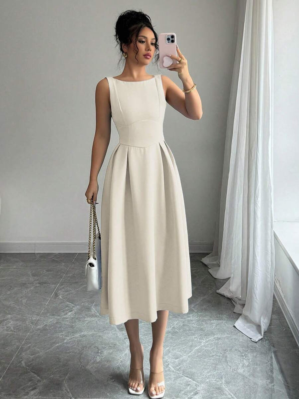 Detalle de pliegues en vestido midi elegante.