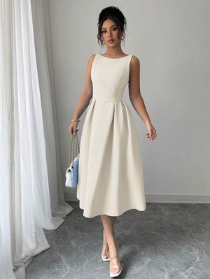 Vestido elegante midi albaricoque con espalda descubierta.