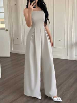 Vista posterior de jumpsuit albaricoque elegante.