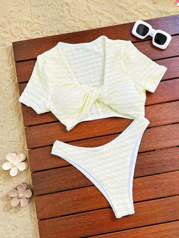 Detalle del bottom de bikini de talle alto color crema con textura a rayas sutiles.