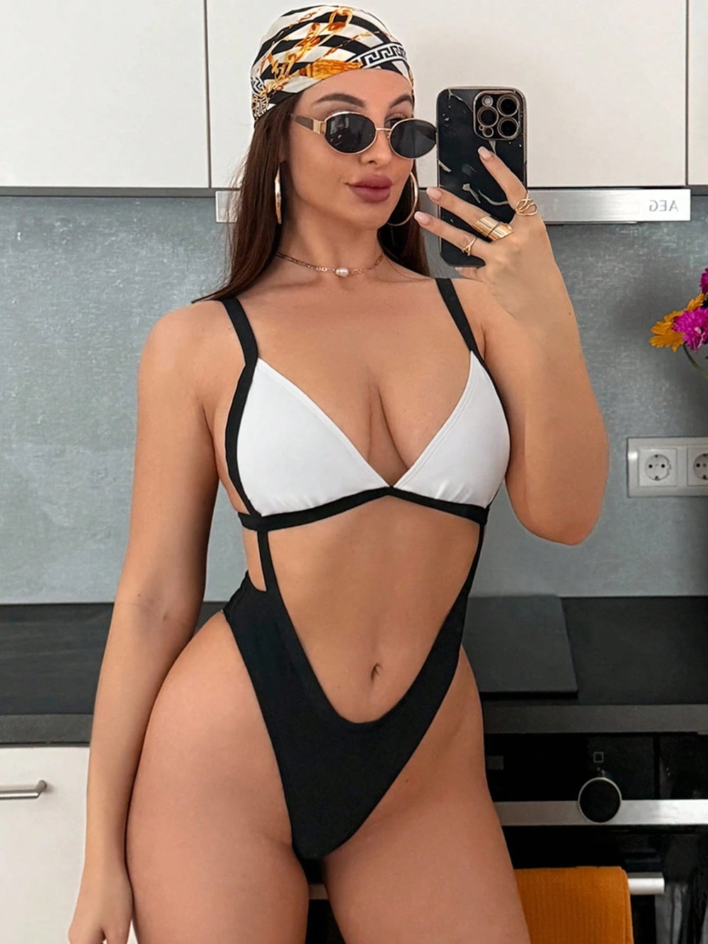 Traje de baño blanco y negro de una pieza vista frontal con escote triangular
