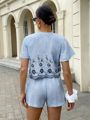 Conjunto celeste de top corto y shorts mini – vista trasera