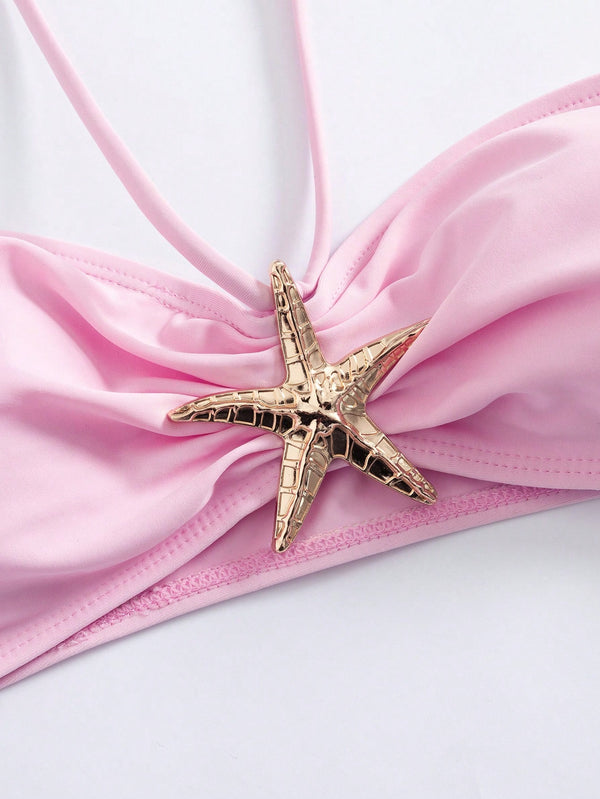 Detalle del top halter del bikini rosa pálido bohemio con falda asimétrica.
