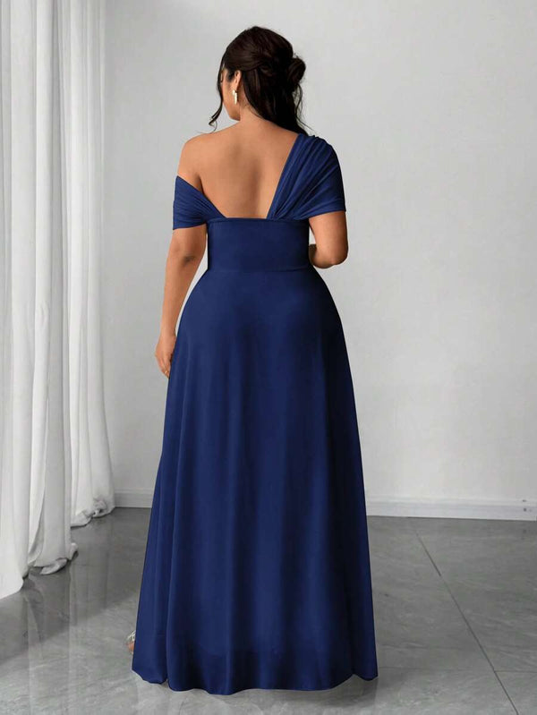 Primer plano del torso de una mujer luciendo un vestido azul marino con un hombro descubierto y detalle drapeado.