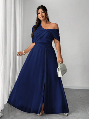 Mujer elegante posando con un vestido maxi azul marino para eventos formales.