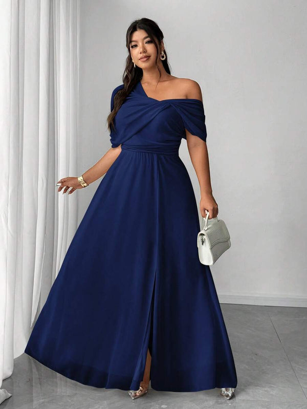 Mujer elegante posando con un vestido maxi azul marino para eventos formales.