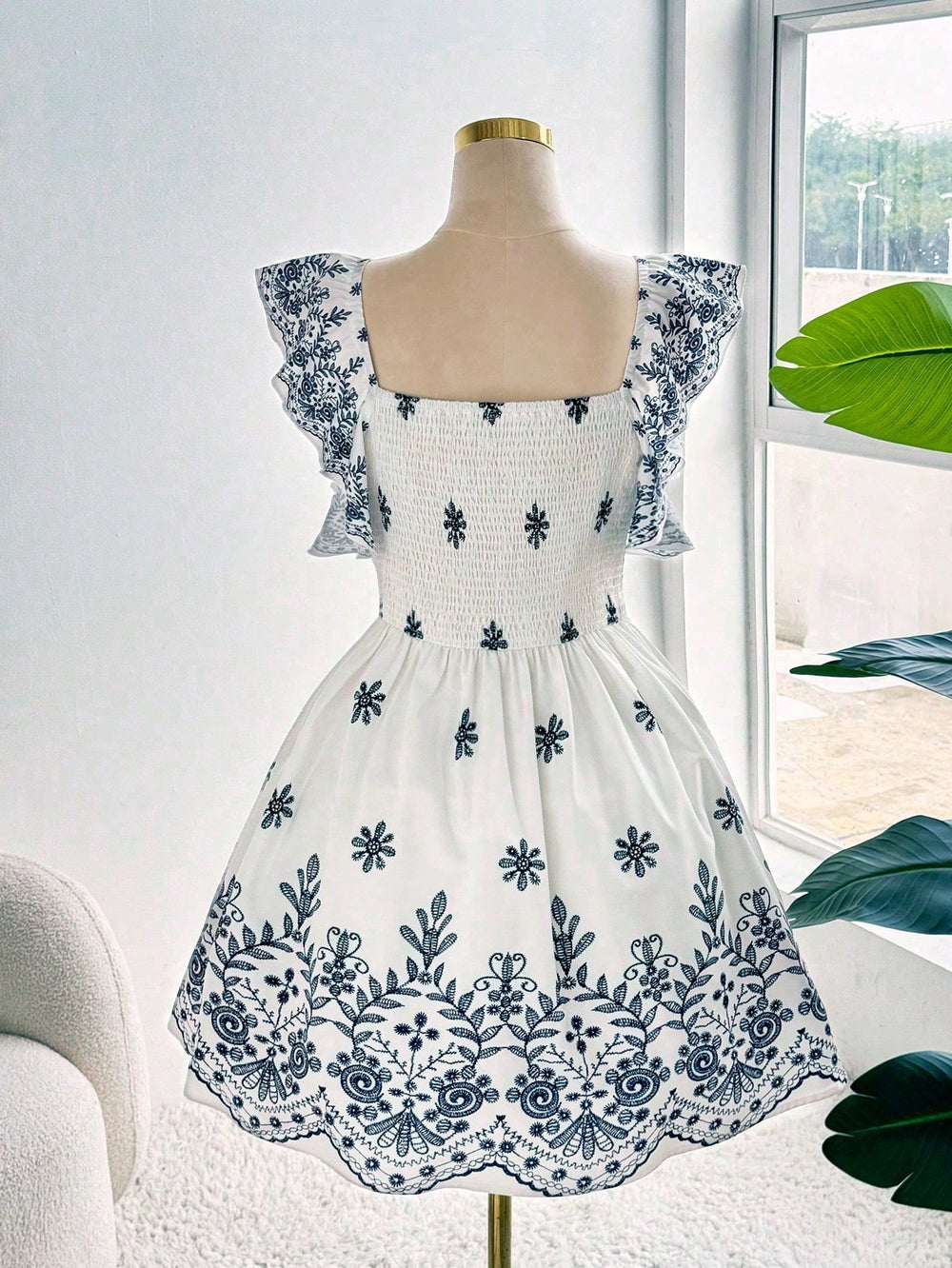 Maniquí luciendo el hermoso Vestido Bohemio Azul y blanco de frente.