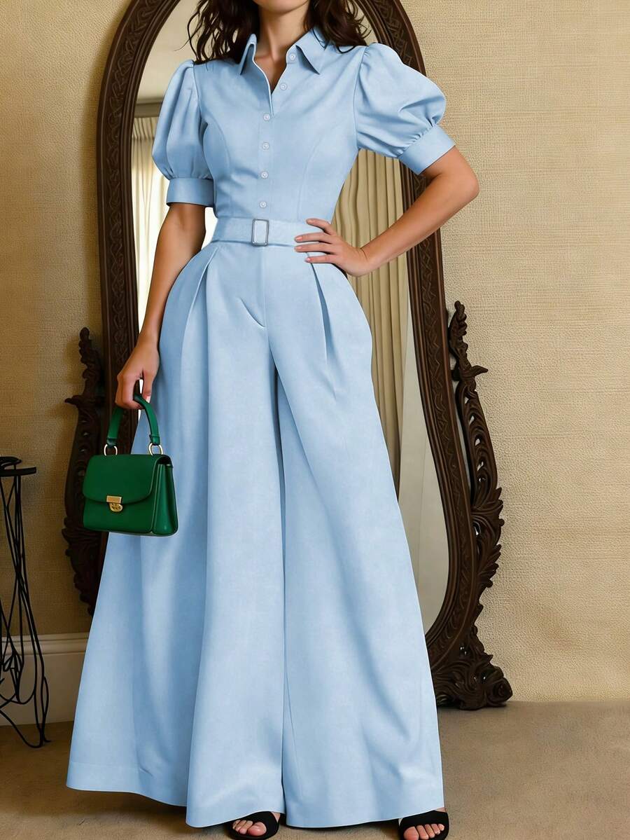 Mujer vistiendo un jumpsuit elegante azul cielo de manga corta abullonada y pantalón palazzo en una acera de la ciudad.
