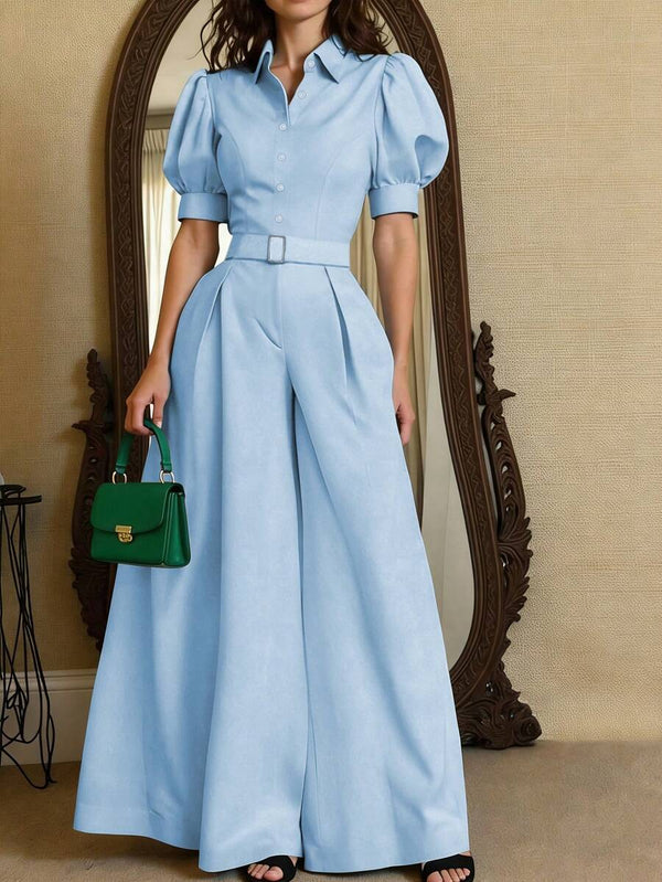 Detalle de la parte inferior de un jumpsuit palazzo azul cielo, mostrando la amplitud de la pierna y el calzado blanco.