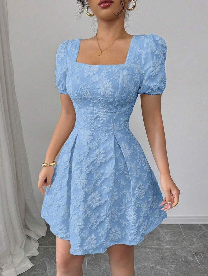 Vestido mini azul elegante con detalles de textura