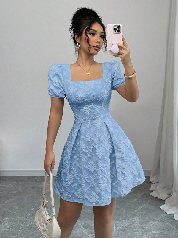 Vestido azul elegante con escote cuadrado