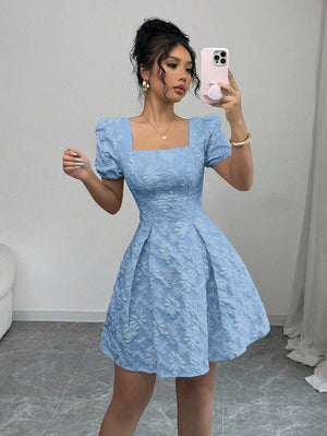 Vestido azul elegante con manga farol y escote cuadrado frontal