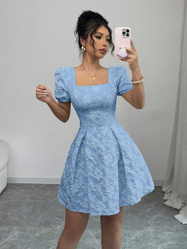 Vestido azul elegante con manga farol y escote cuadrado frontal