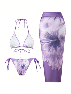 Bikini morado floral con pareo vista posterior.