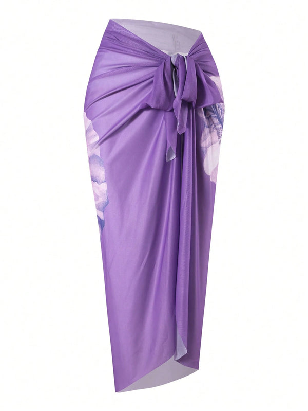 Detalle del top halter del bikini morado floral.