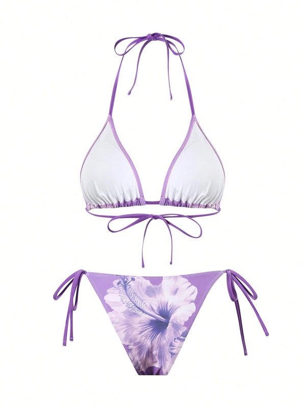 Falda pareo morada a juego con bikini floral.
