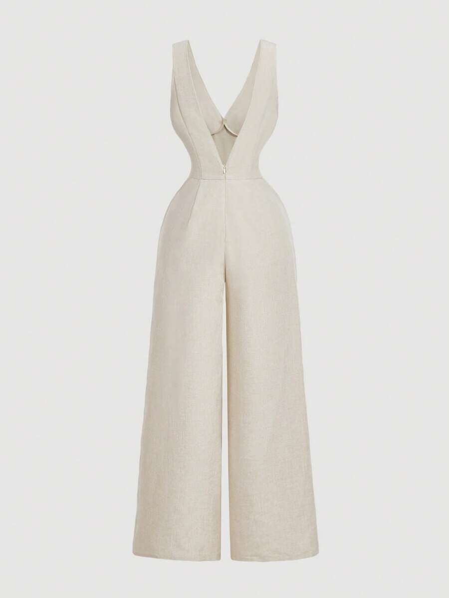 Jumpsuit elegante color beige de pierna ancha visto de frente.