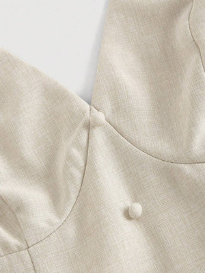 Vista frontal completa del enterizo elegante sin mangas color beige.