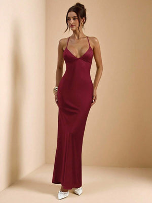 Caída de la falda de un vestido largo tipo sirena perfecto para eventos formales.